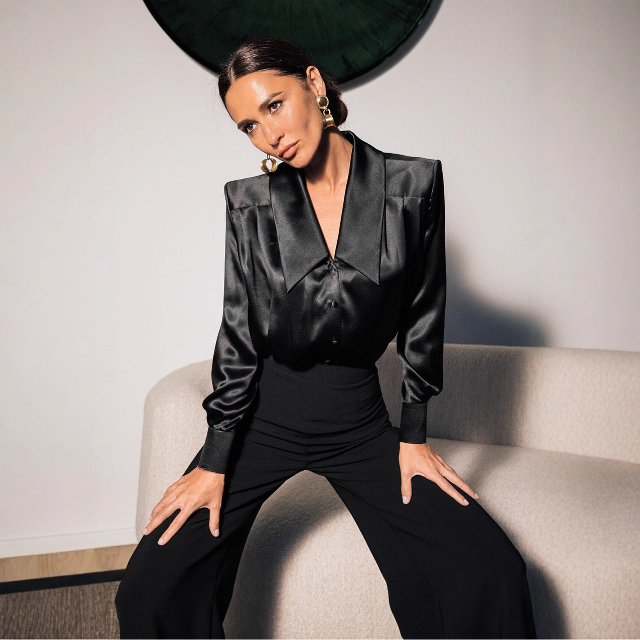 Damen Satinbluse mit übergroßem Spitzkragen und eleganten Langärmeln Chichicherry