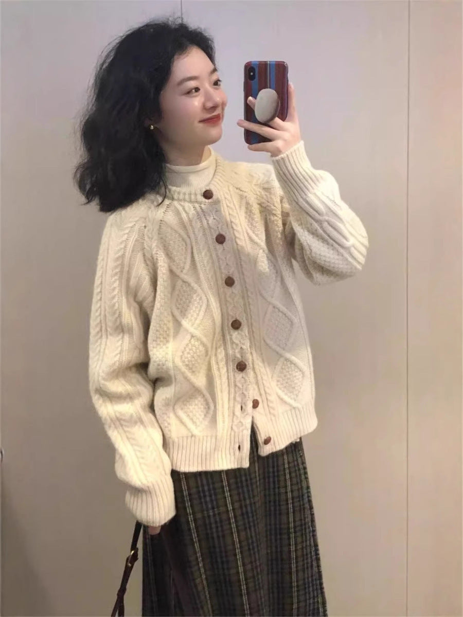 Women's knit cardigan in Aran style with braid and pearl pattern as well as wooden button placket Chichicherry