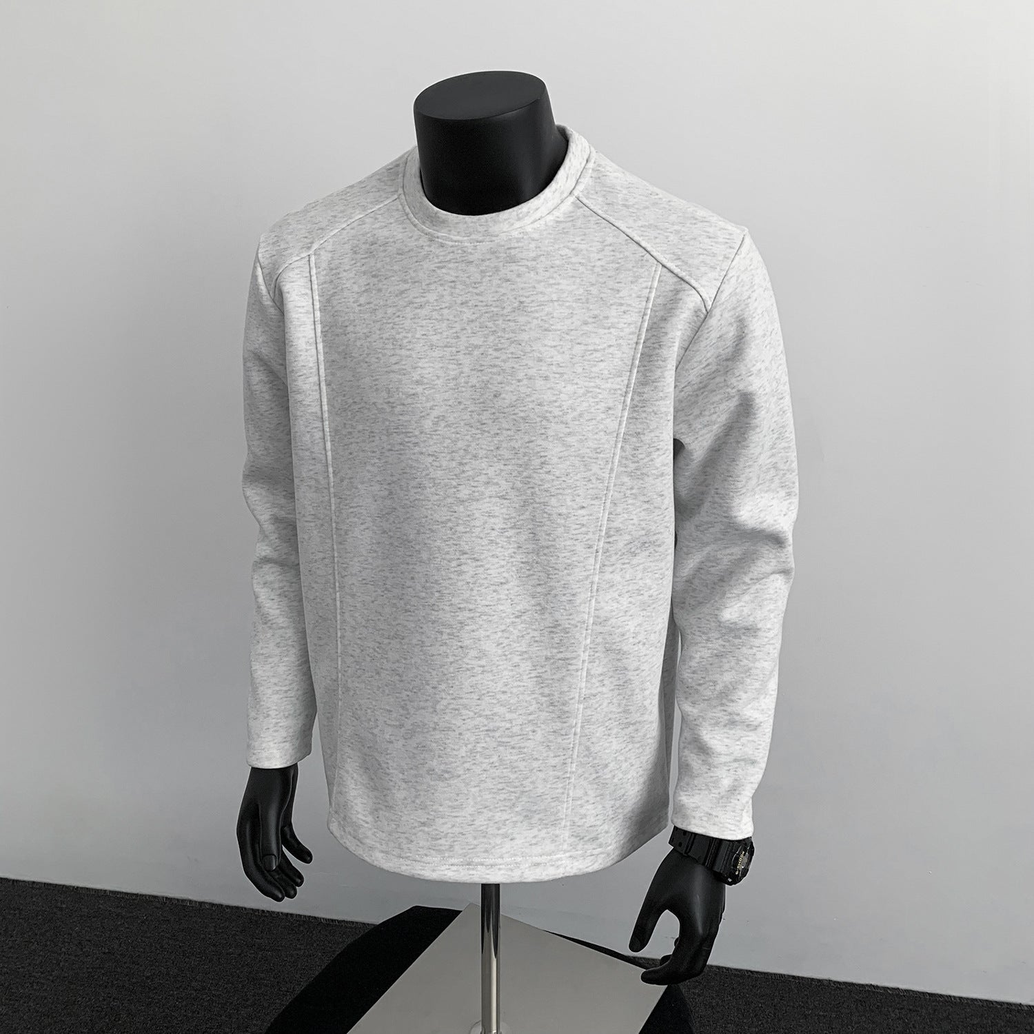 Men's sweatshirt with structured seam details and round neck Chichicherry