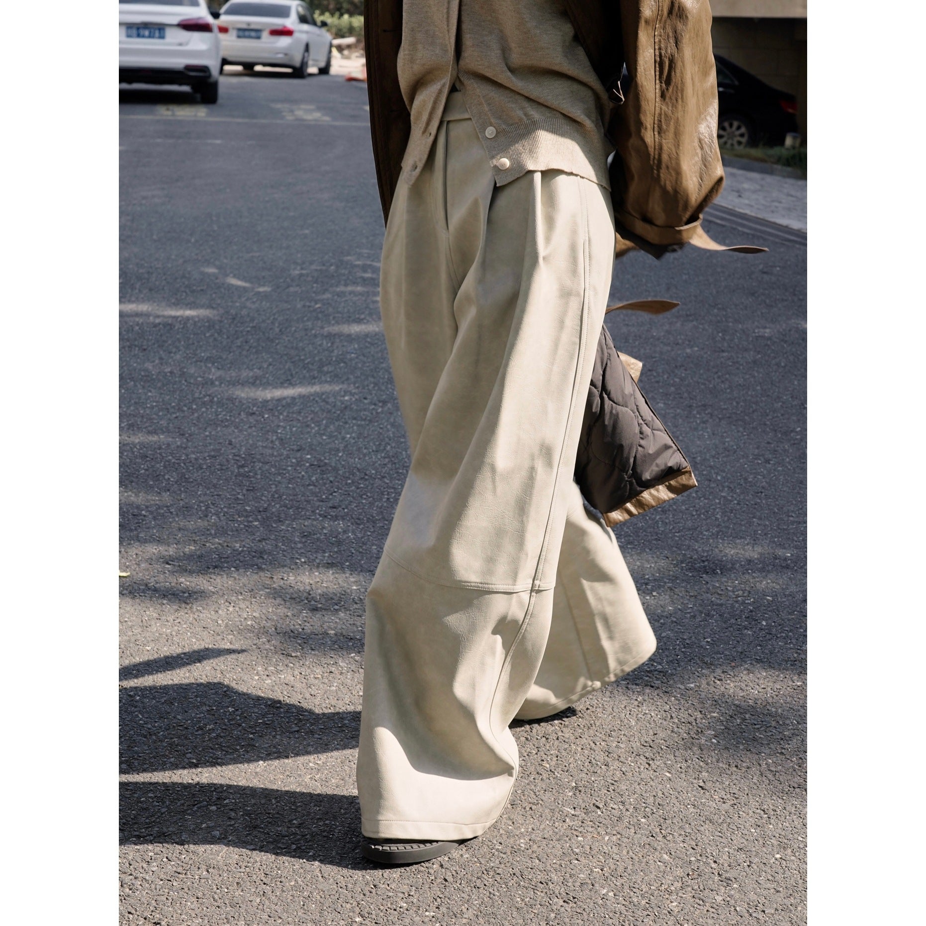 Women's Wide High-Waist Culotte Pants made of Faux Leather with Pleats and Lounge Silhouette Chichicherry