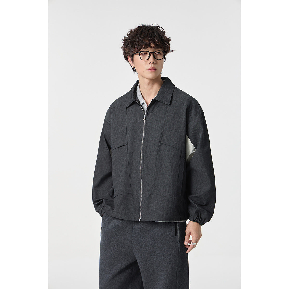Unisex short jacket in boxy cut with continuous zipper and flap pockets Chichicherry
