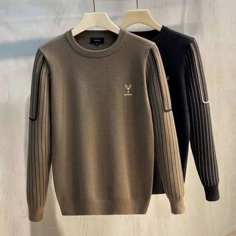 Herren Feinstrick-Pullover mit kontrastierenden Rippenärmeln und gesticktem Hirschlogo Chichicherry