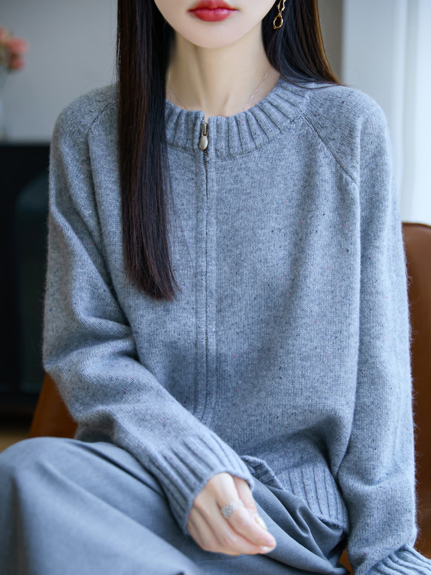 Women's zip cardigan with round neck, fine nep yarn and ribbed finishes Chichicherry