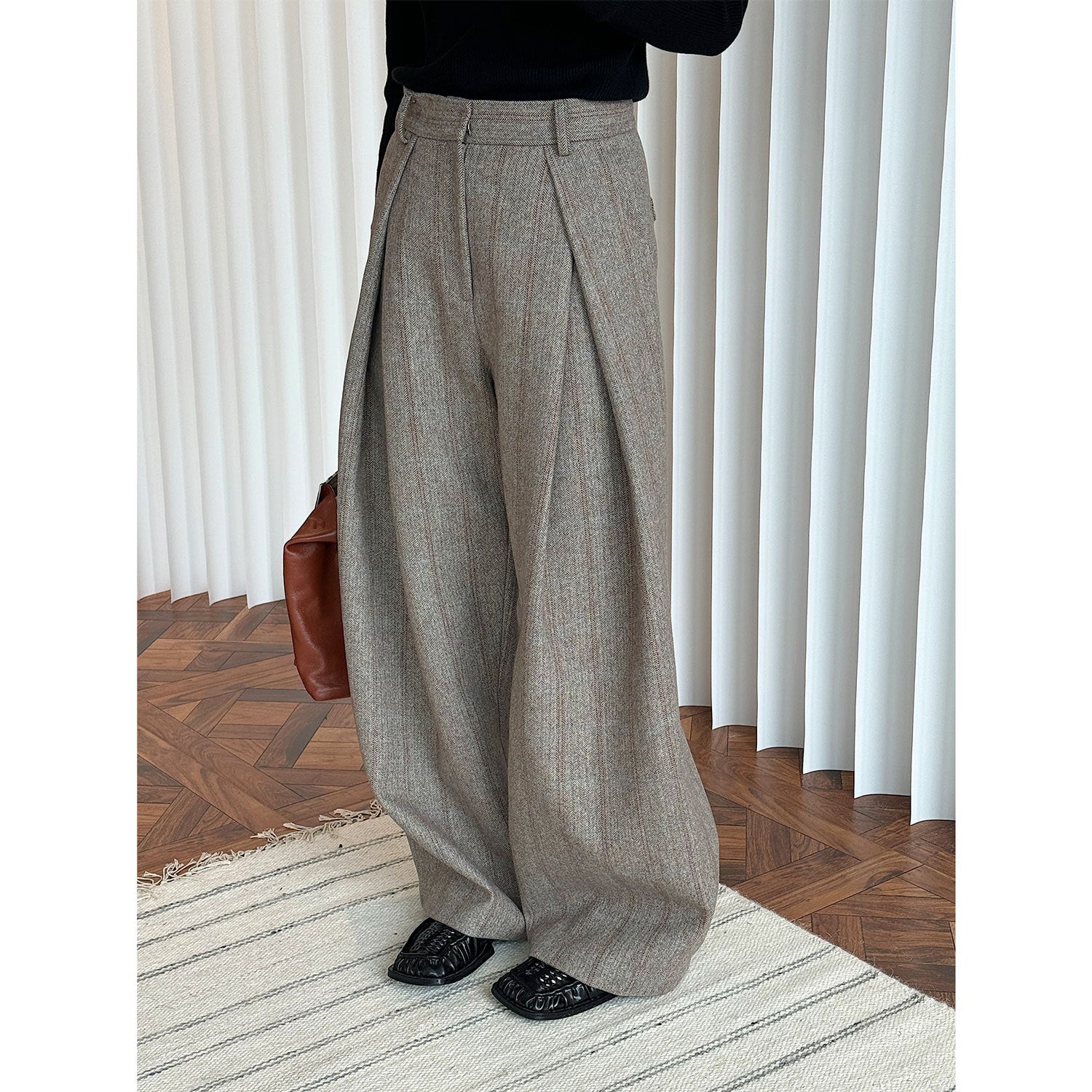 Women's Wide High-Waisted Pleated Trousers made of Wool Blend with Deep Creases and Wide Leg Chichicherry