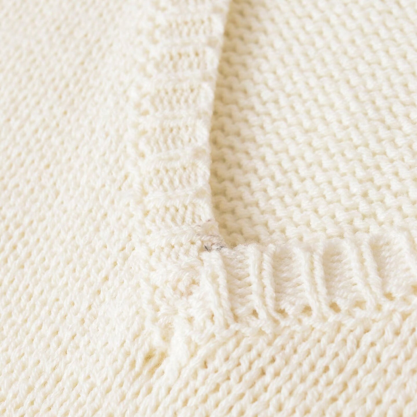 Women's chunky knit sweater with deep V-neck and oversized cut Chichicherry