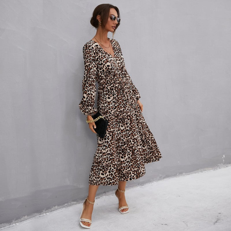 Women's midi dress made of flowing viscose blend with leopard pattern, V-neck, tie belt and tiered skirt Chichicherry