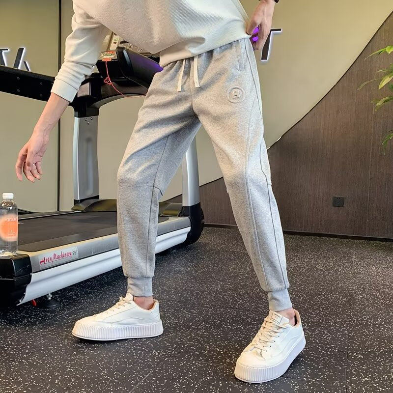 Herren Slim-Tapered Jogginghose aus Baumwollmix mit Bündchen, Tunnelzug und dezenter Logo-Applikation Chichicherry