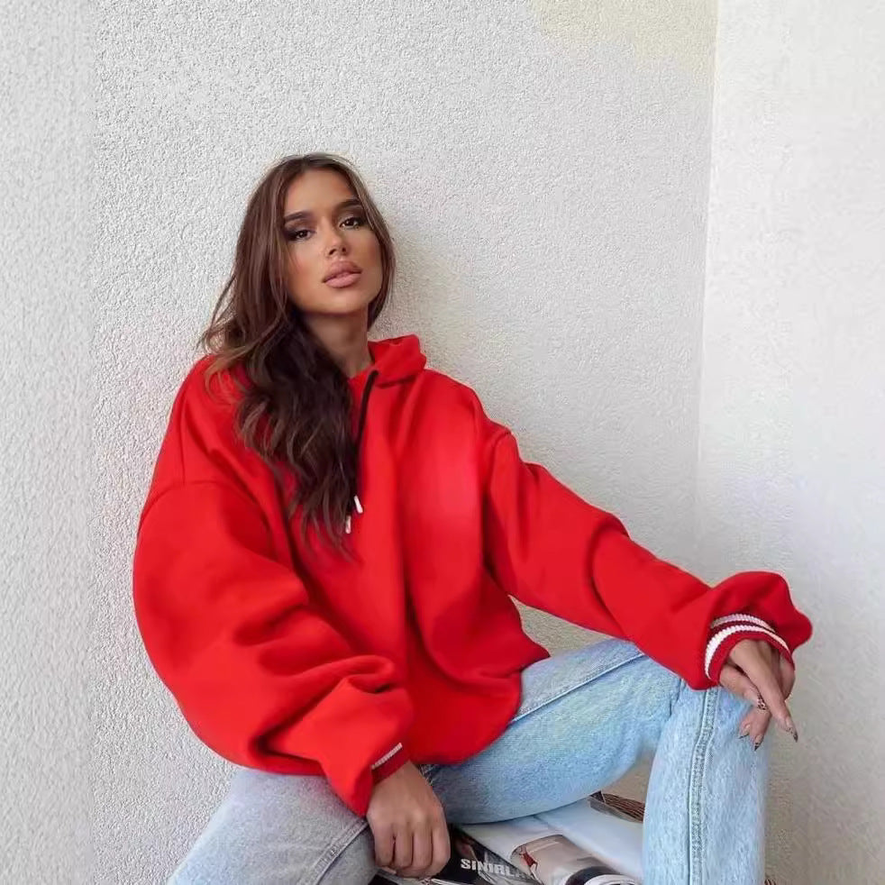 Damen Kurz geschnittener Oversize-Kapuzenpullover mit aufgenähter College-Applikation und gerippten Bündchen Chichicherry