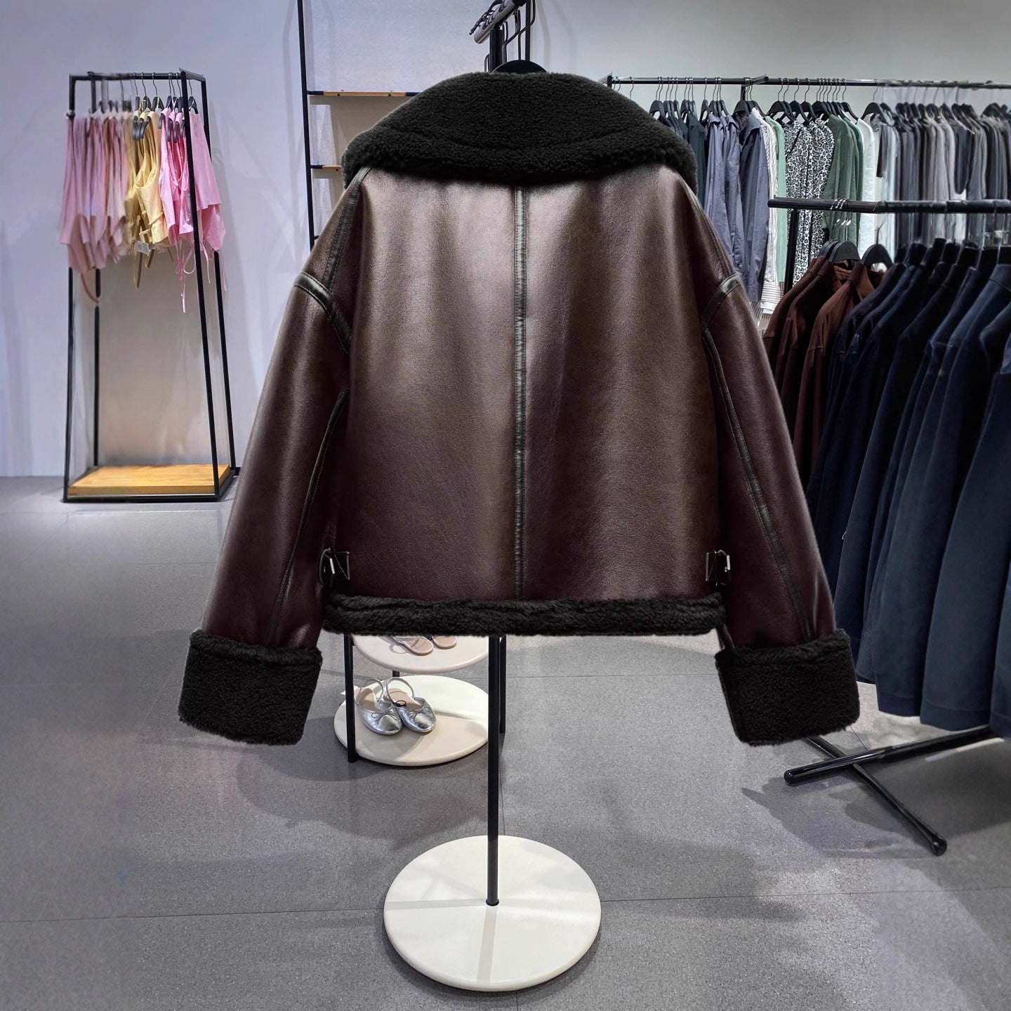 Women's short-cut aviator jacket made of lambskin imitation with a large teddy collar Chichicherry