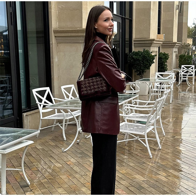Women's smooth leather blazer with structured shoulder area and extended cut Chichicherry