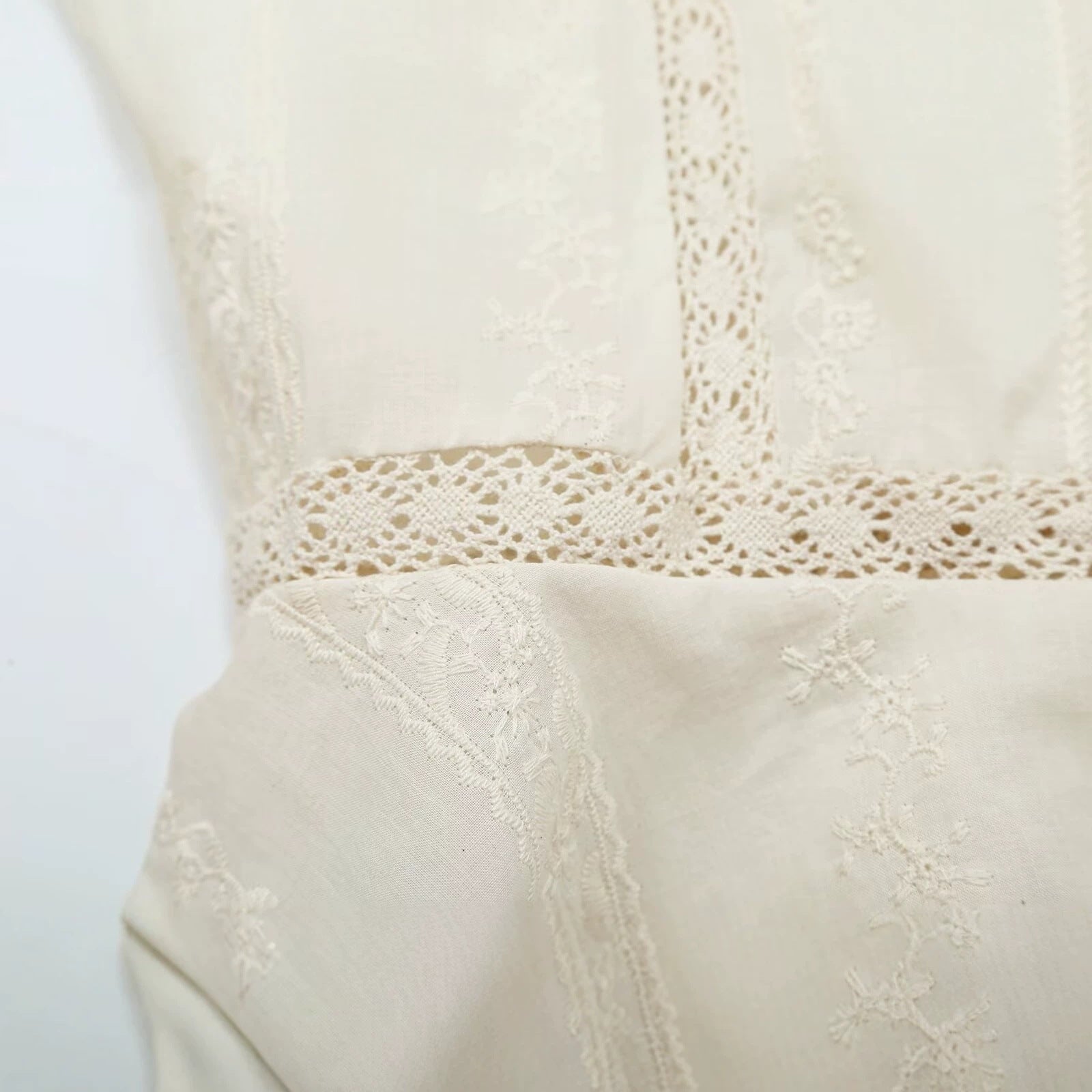 Women's Romantic Lace Blouse with Crochet Borders and Figure-Hugging Waist Seam Chichicherry