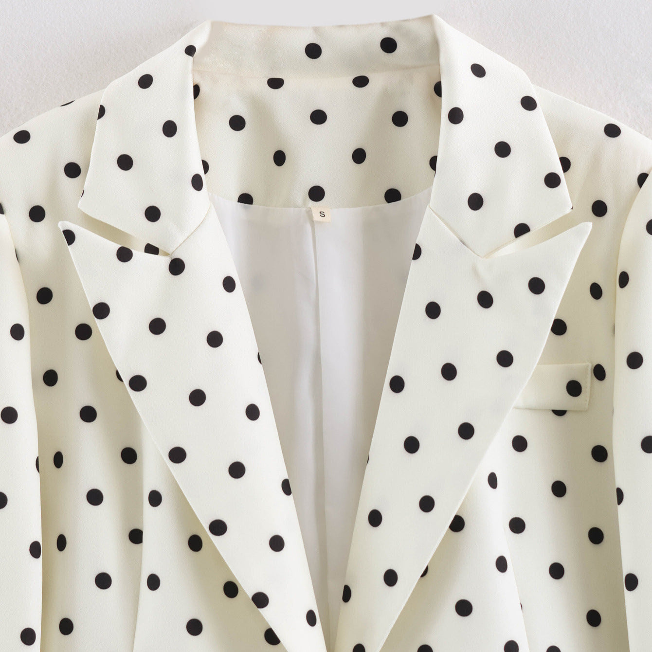 Women's short blazer with polka dot pattern, tailored cut and lapel collar Chichicherry