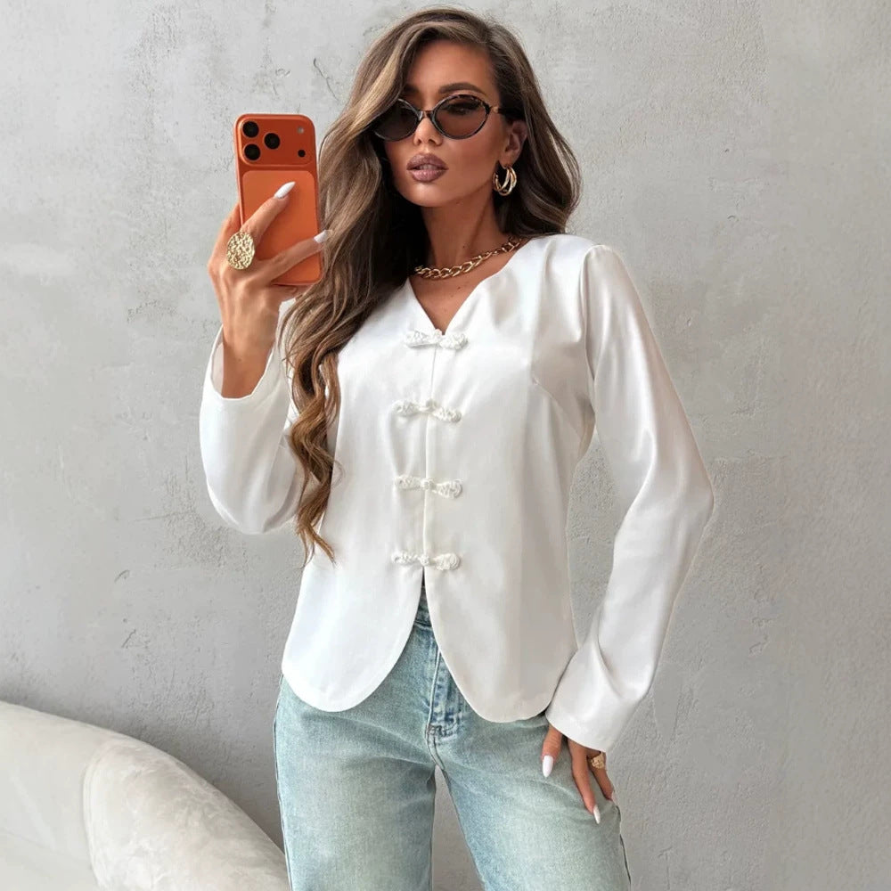 Ladies blouse with V-neck, Chinese cord closures and slightly fitted silhouette Chichicherry