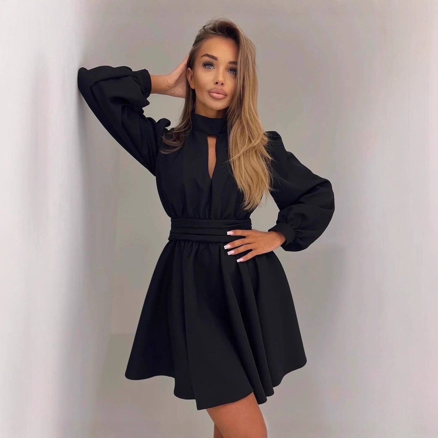 Damen Elegantes Kurzkleid mit Stehkragen, Cut-Out, weitem Glockenrock und Taillenschärpe Chichicherry