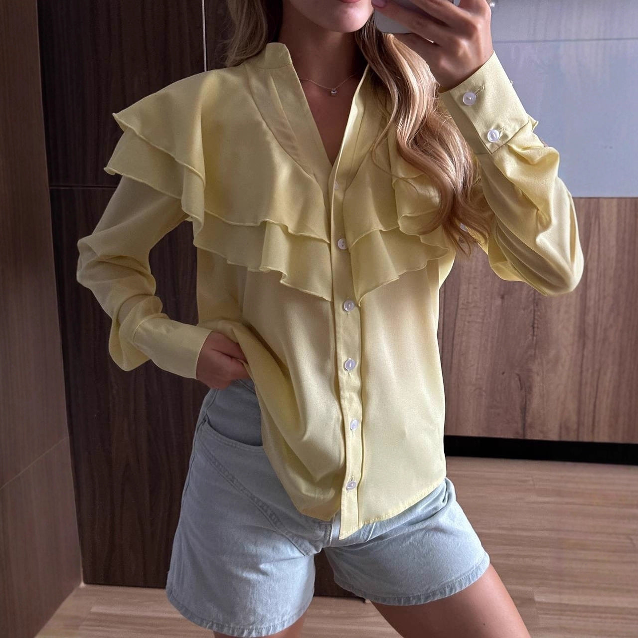 Damen Chiffon-Bluse mit mehrlagiger Volant-Rüsche und Perlmuttknöpfen Chichicherry