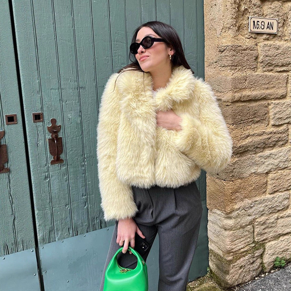 Women's short-cut faux fur melton with voluminous shawl collar and shaggy texture Chichicherry