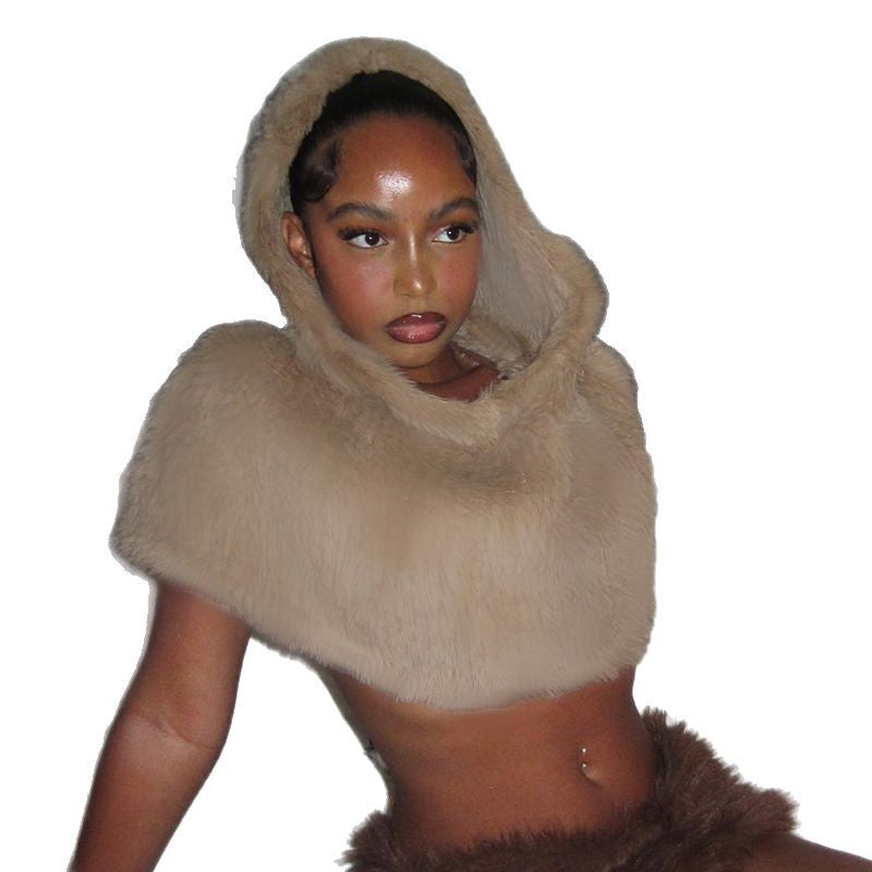 Ladies short hooded capelet made of luxurious faux fur with a concealing shoulder area Chichicherry