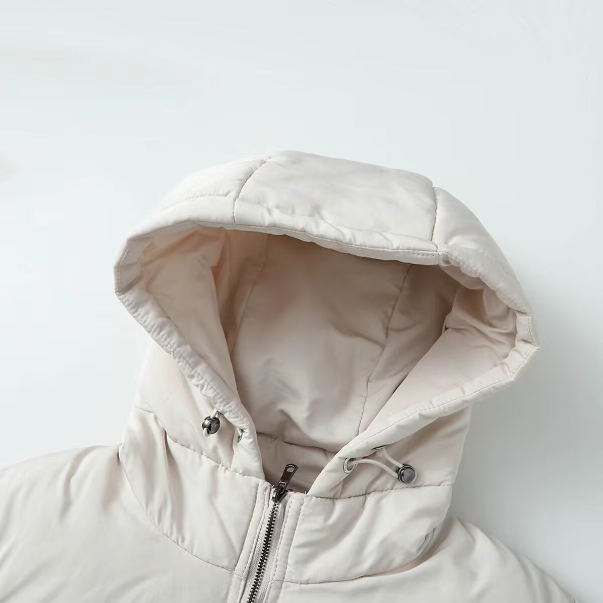 Women short-cut hybrid quilted jacket with hood, waist drawstring and elastic sleeves Chichicherry