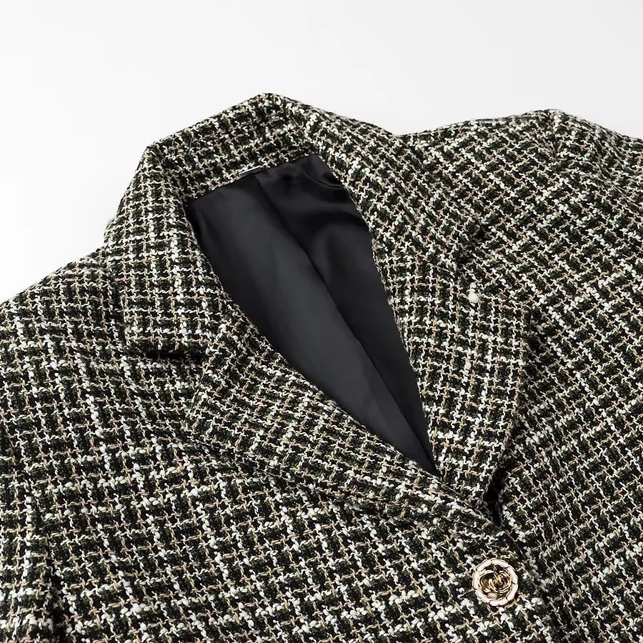 Women's short blazer made of bouclé tweed with a boxy cropped silhouette Chichicherry