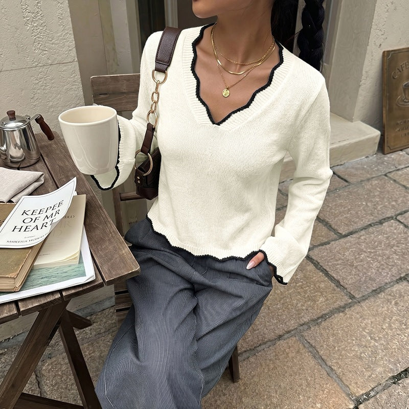 Women fine knit V-neck pullover with wavy hem, flared sleeves and decorative piping Chichicherry