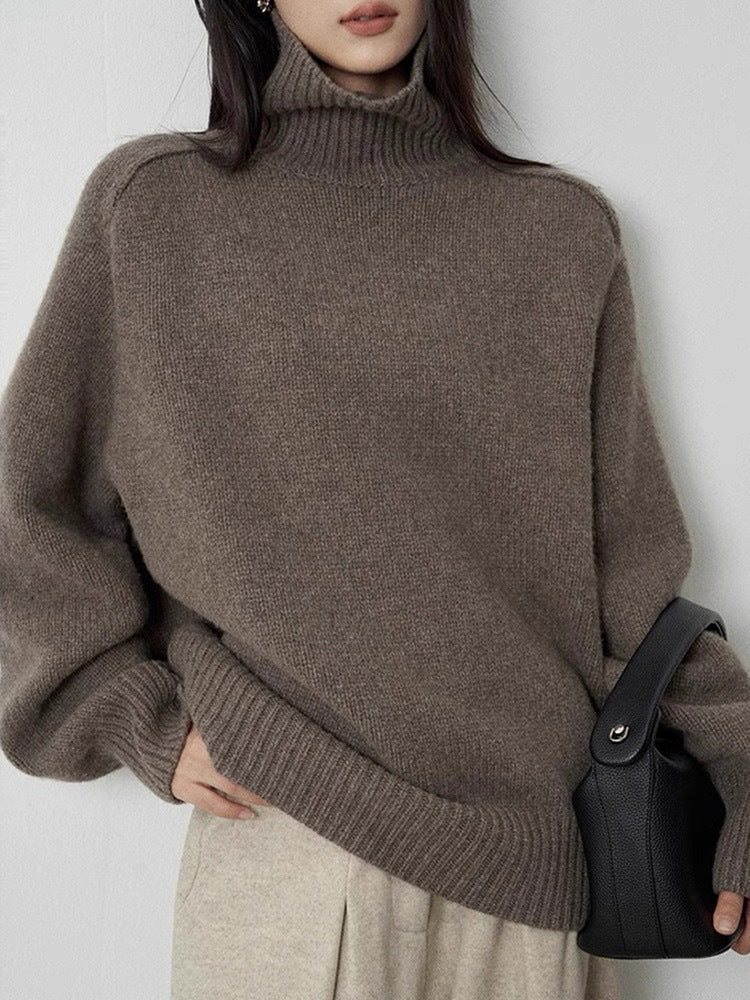 Women's turtleneck sweater made of fine wool blend with straight cut and wide ribbed collar Chichicherry