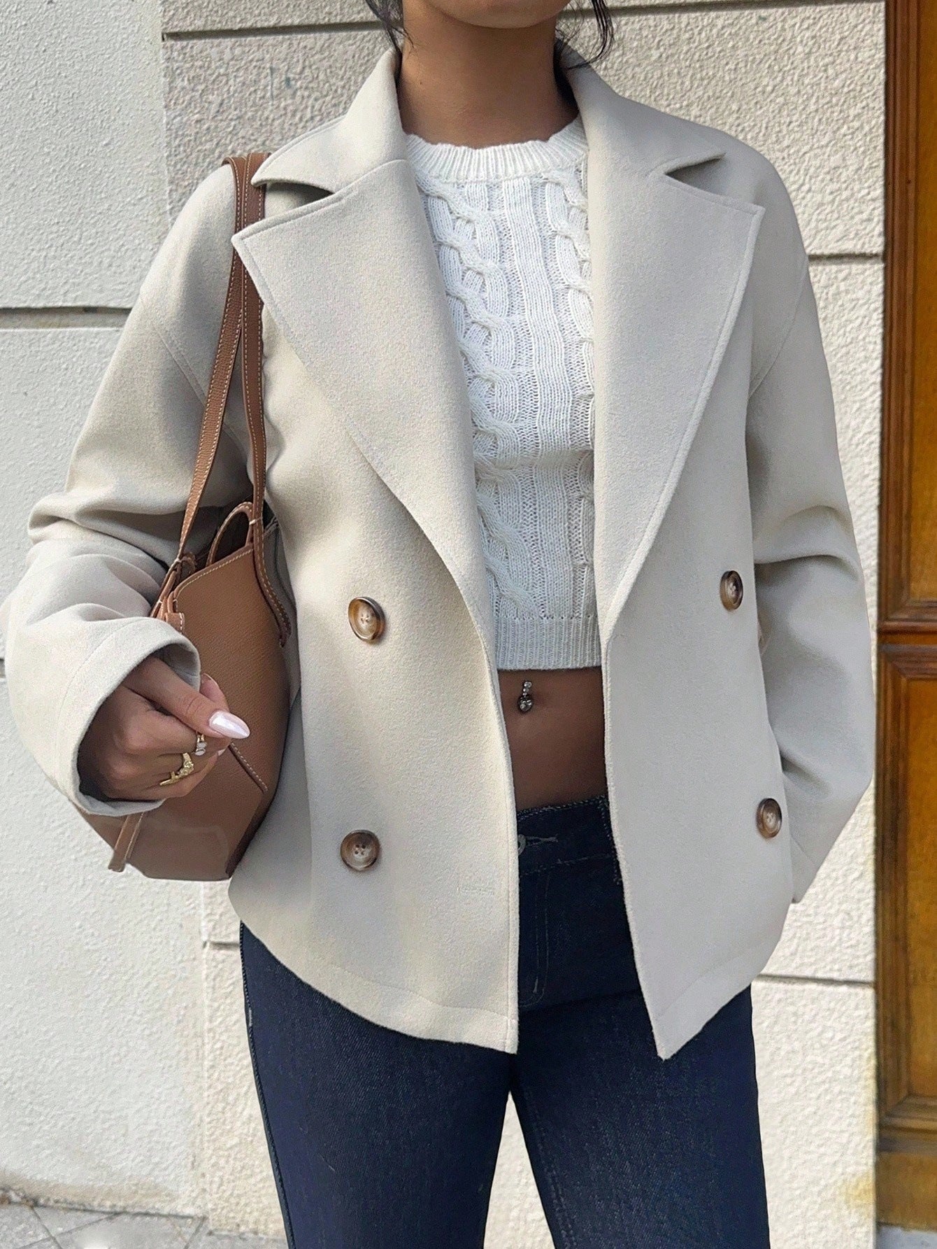 Women's short blazer in double-breasted style with wide lapels Chichicherry