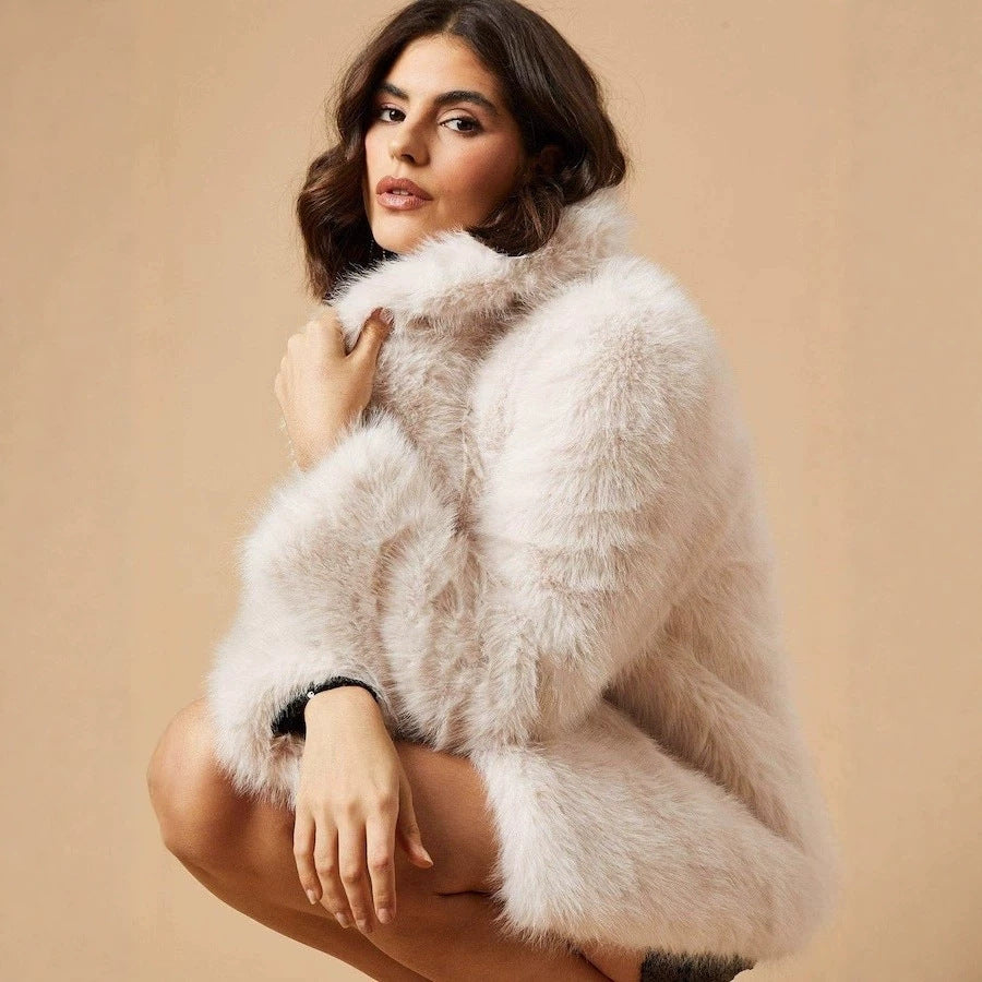 Women's short jacket made of high-pile faux fur with voluminous shawl collar Chichicherry