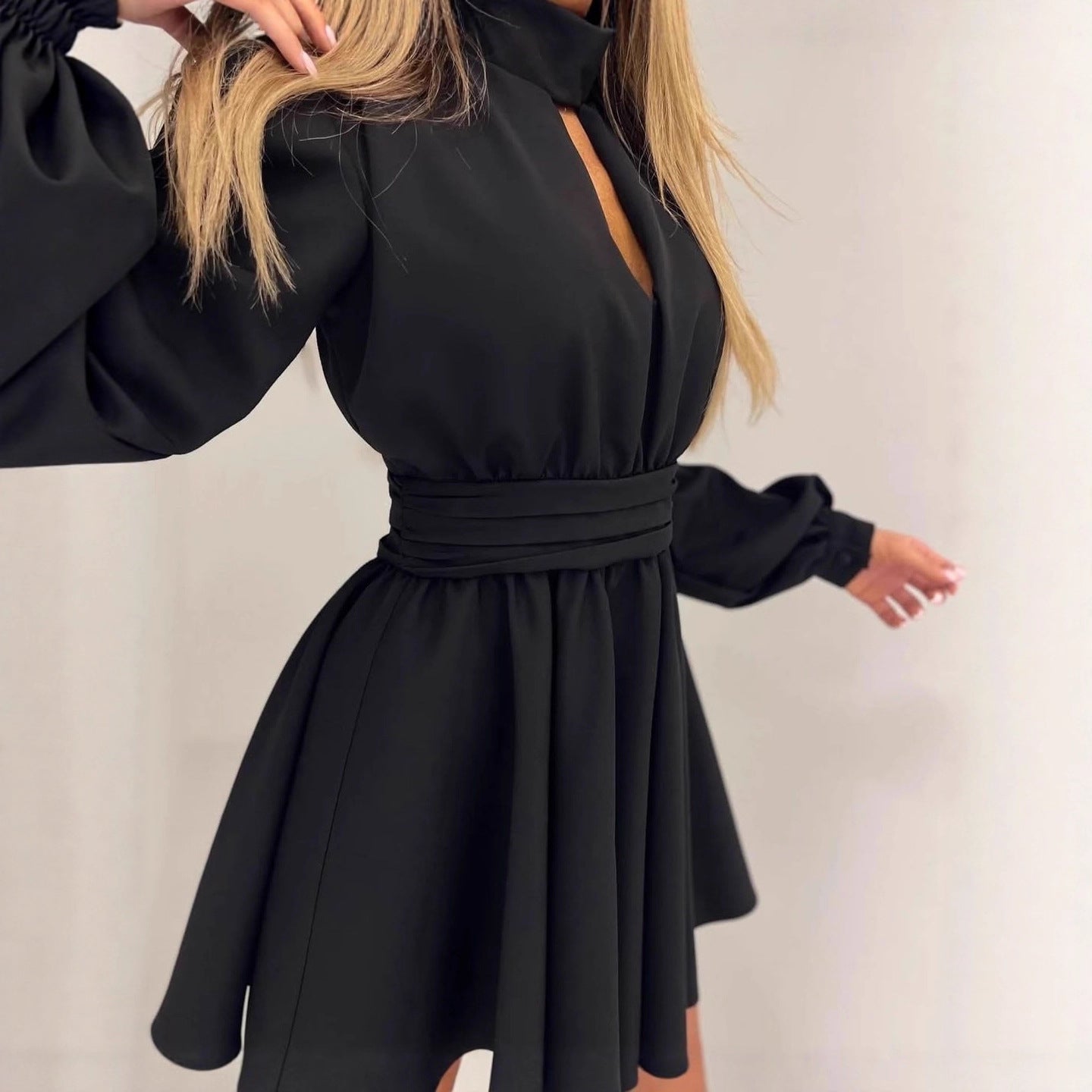 Damen Elegantes Kurzkleid mit Stehkragen, Cut-Out, weitem Glockenrock und Taillenschärpe Chichicherry