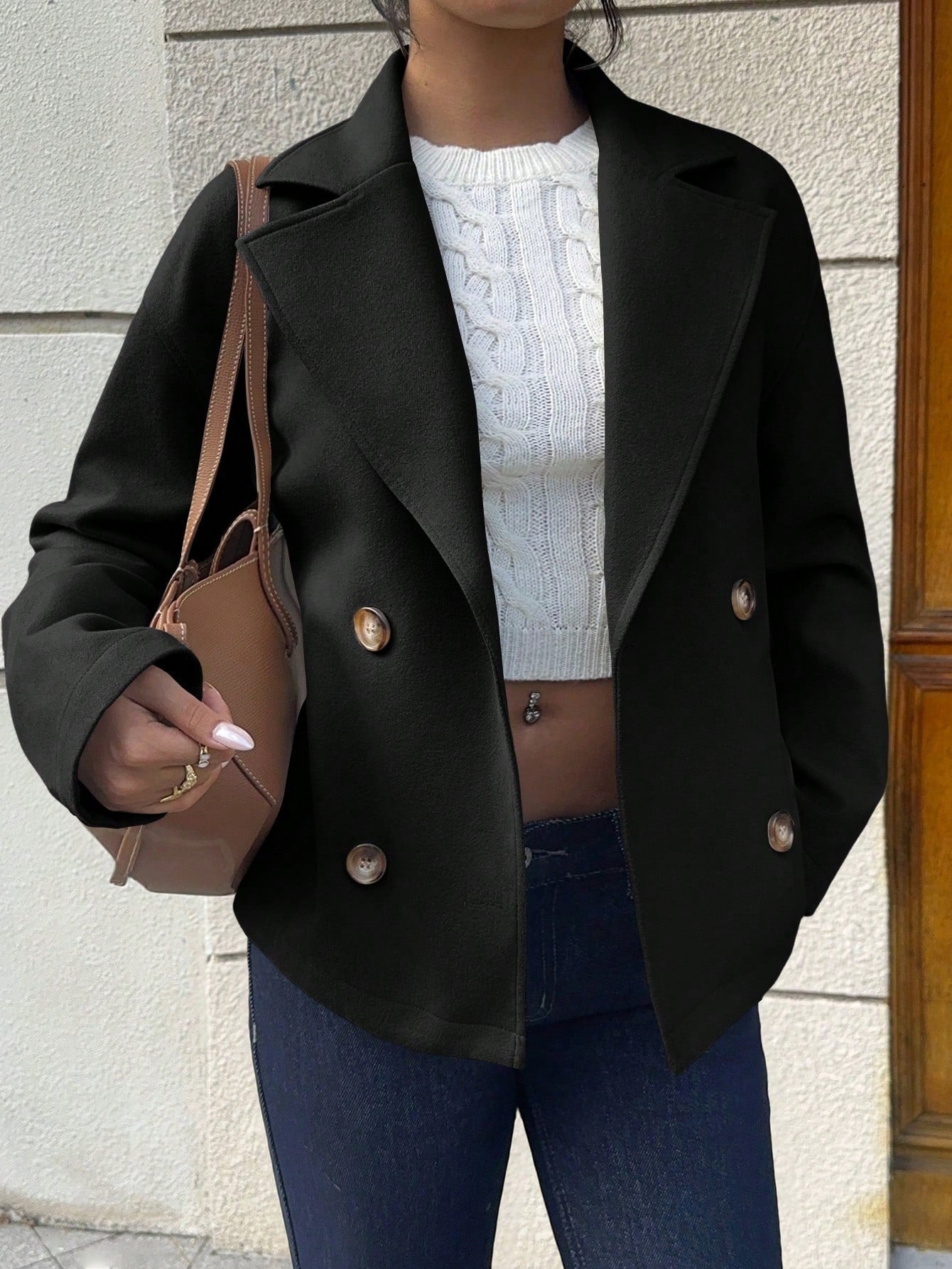 Women's short blazer in double-breasted style with wide lapels Chichicherry