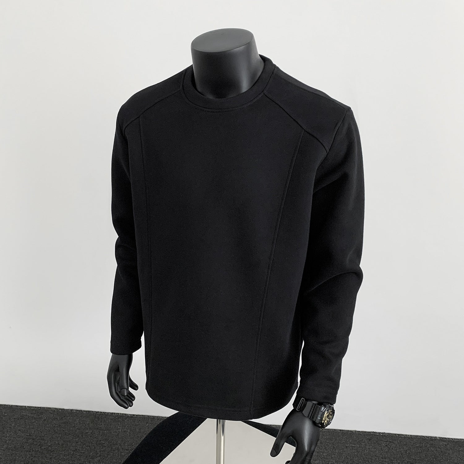 Men's sweatshirt with structured seam details and round neck Chichicherry