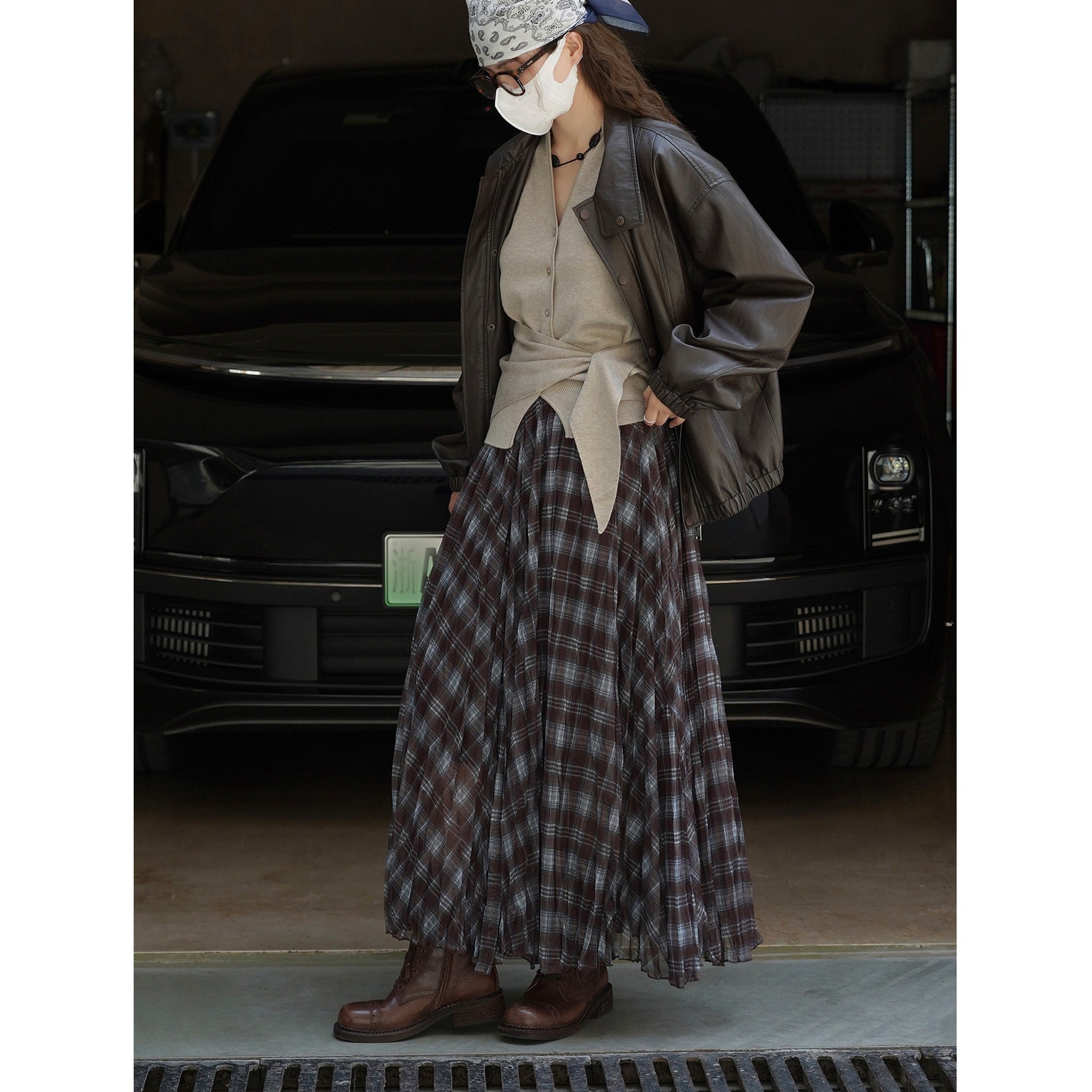 Women Longer checked pleated maxiskirt made of lightweight chiffon fabric Chichicherry