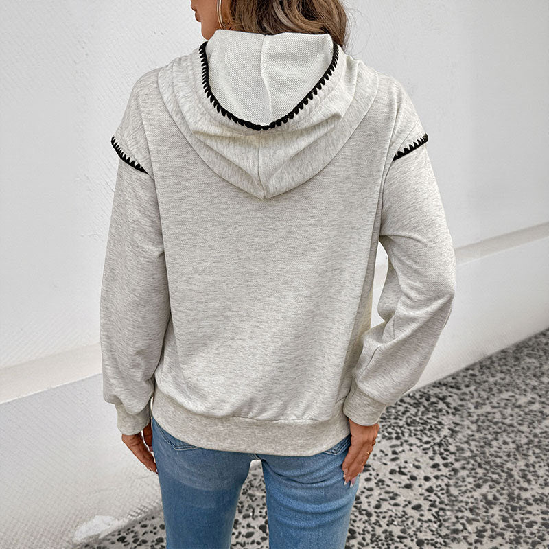 Women's hoodie with short rolled sleeves, kangaroo pocket and decorative zigzag seam Chichicherry