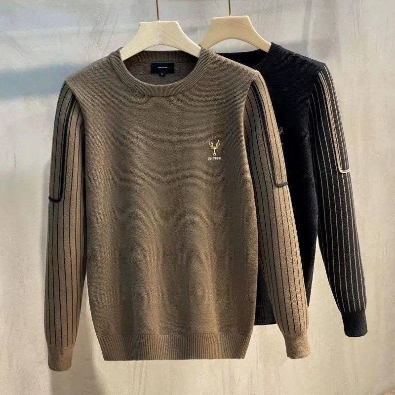Herren Strickpullover mit gestreiften Rippenärmeln und gesticktem Hirschlogo Chichicherry
