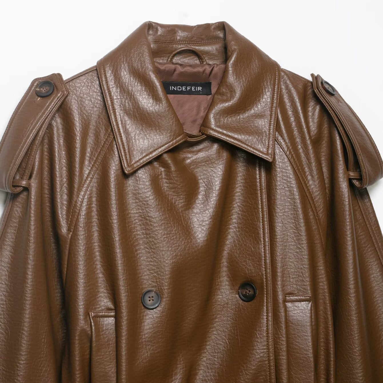 Women's Short Trench Cape made of Faux Leather with Ties and Shoulder Patches Chichicherry
