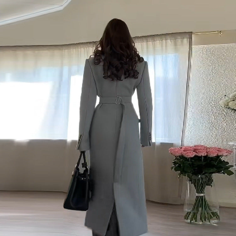 Women's longline coat made of wool blend with fitted silhouette, lapel collar and full button placket Chichicherry