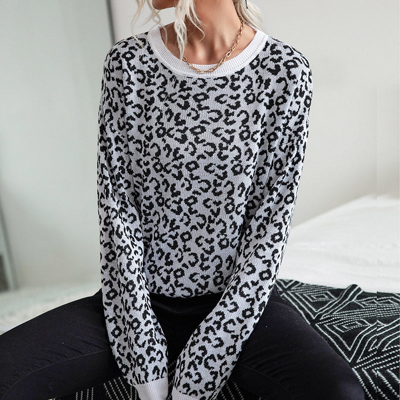Women's light structured knitted sweater with leopard jacquard and ribbed round neckline Chichicherry