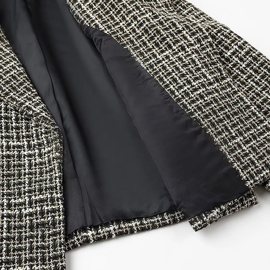Women's short blazer made of bouclé tweed with a boxy cropped silhouette Chichicherry