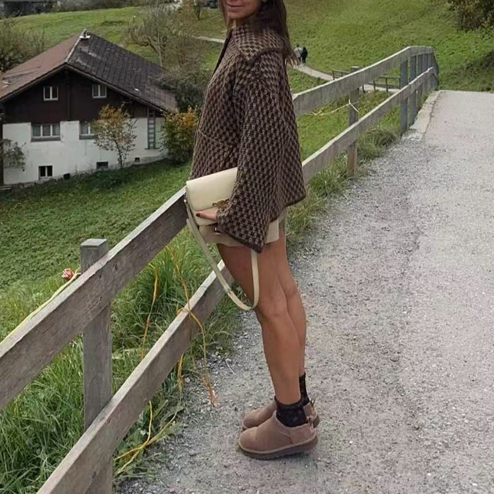 Women’s short jacket in boucle waffle pattern with large lapel collar Chichicherry