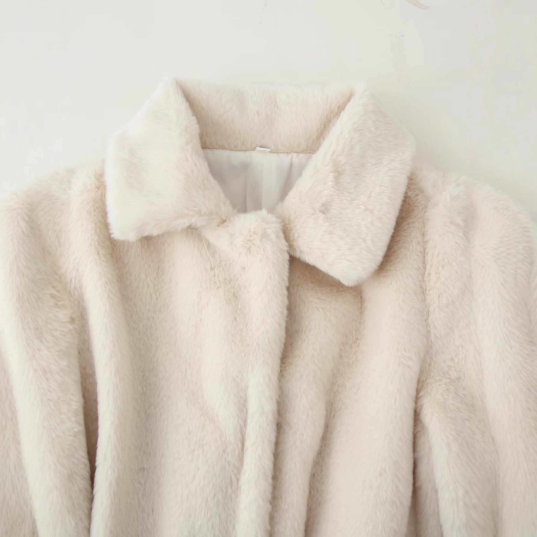 Women's short coat made of cuddly faux fur with shirt collar and tie belt Chichicherry