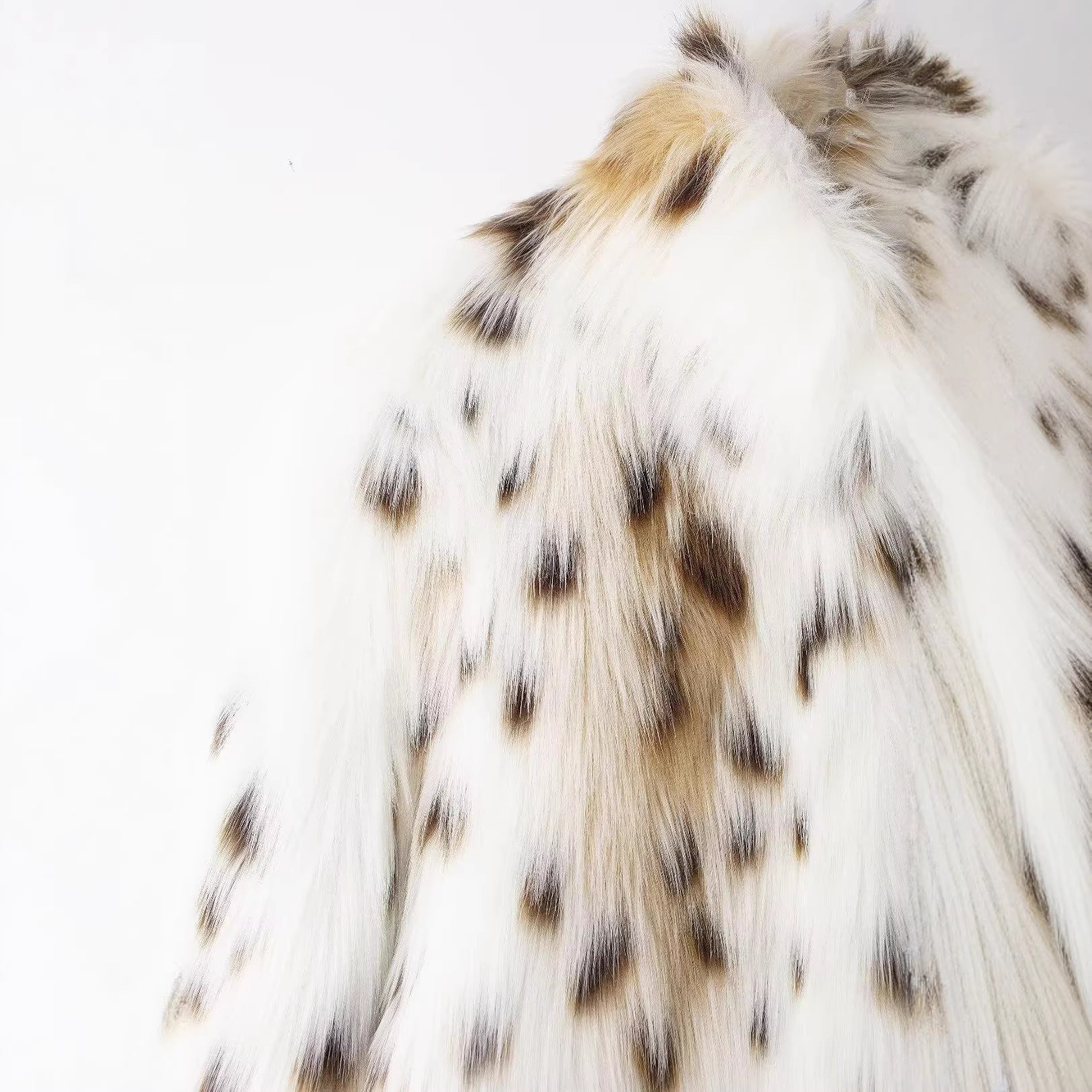 Women's Short Quilted Faux Fur Jacket with Leopard Spot Pattern and Stand-Up Collar Chichicherry