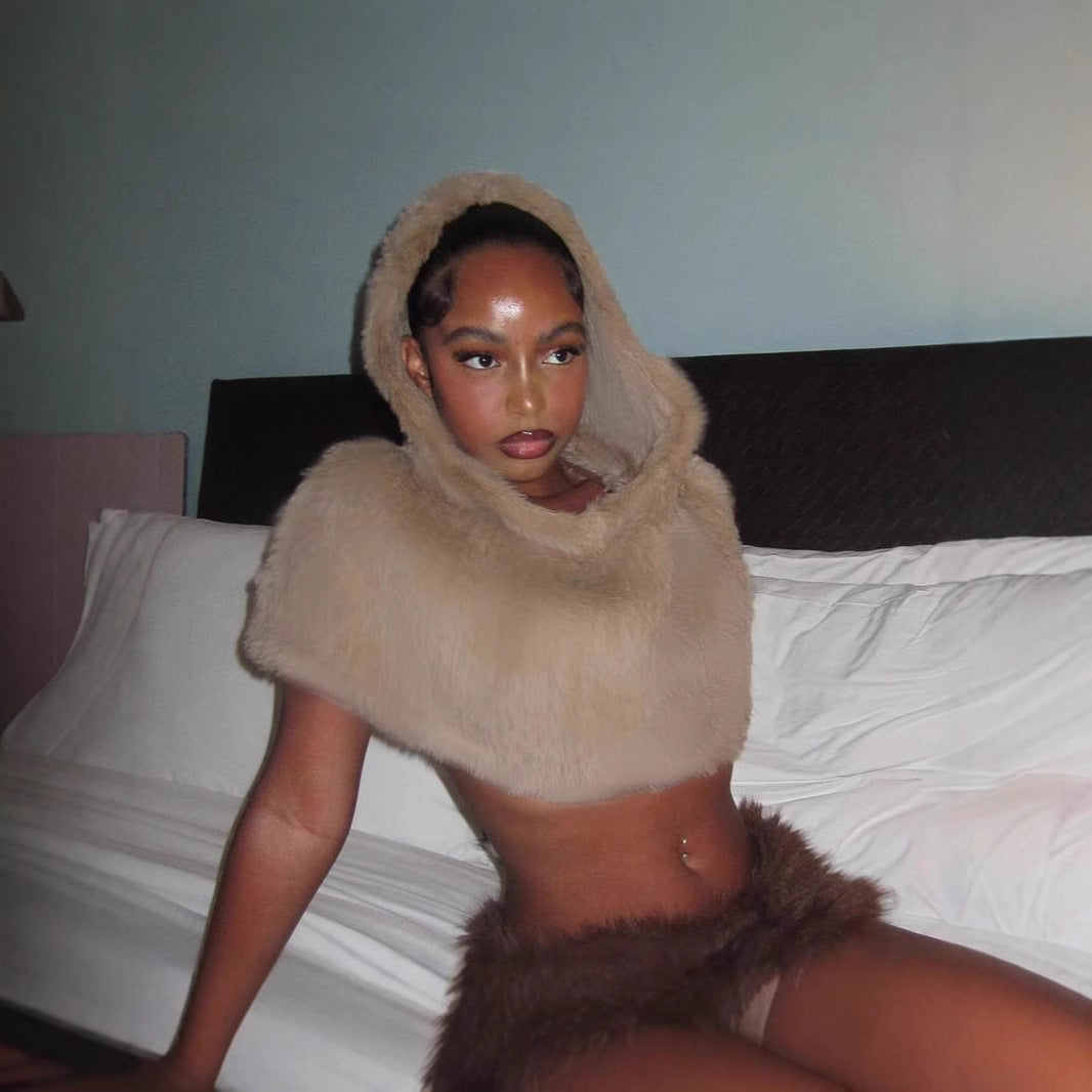 Ladies short hooded capelet made of luxurious faux fur with a concealing shoulder area Chichicherry