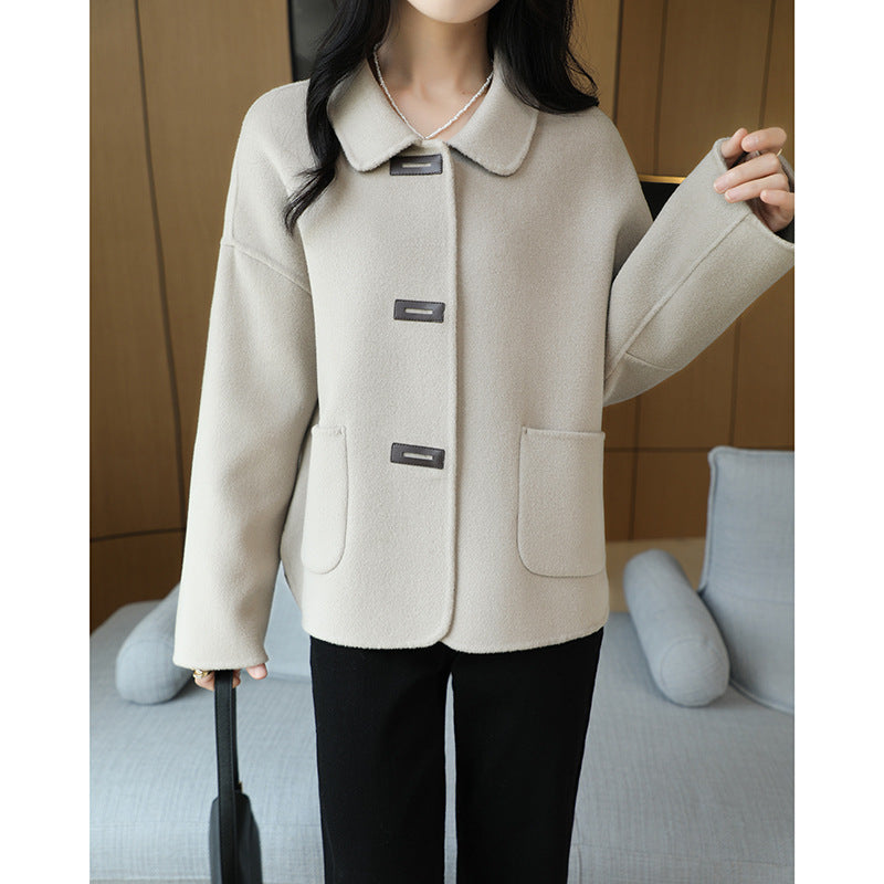 Women's short coat made of wool blend with shirt collar, boxy silhouette and patch pockets Chichicherry