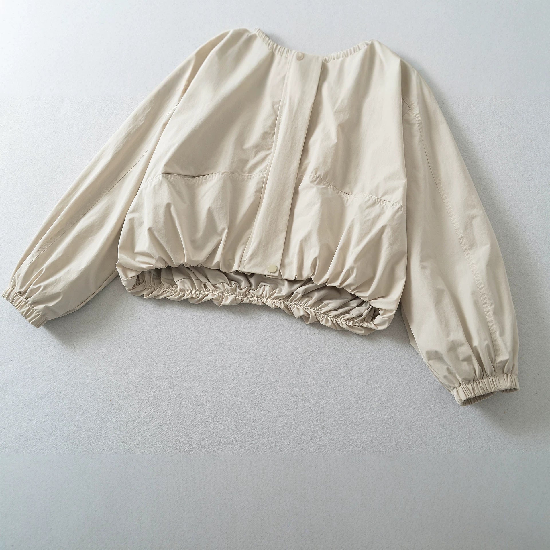 Women's short jacket with hood, drawstring, kangaroo pockets, and elastic waistband Chichicherry