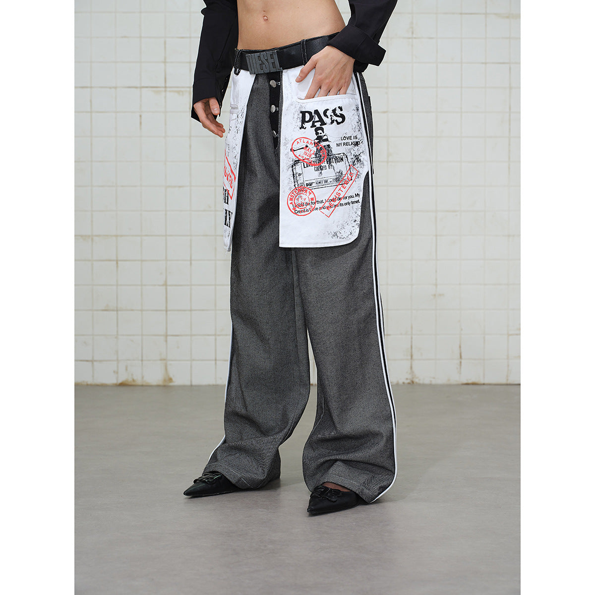Women's Wide-Leg Cargo Jeans with Applied Graphic Patches and Contrast Stripes Chichicherry