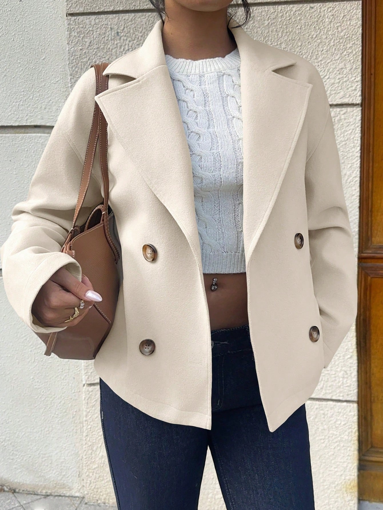 Women's short blazer in double-breasted style with wide lapels Chichicherry
