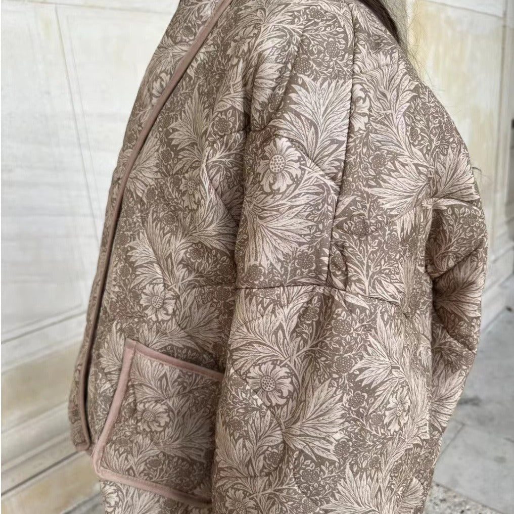 Ladies short-cut quilted jacket in vintage floral pattern with shawl collar and contrasting piping Chichicherry