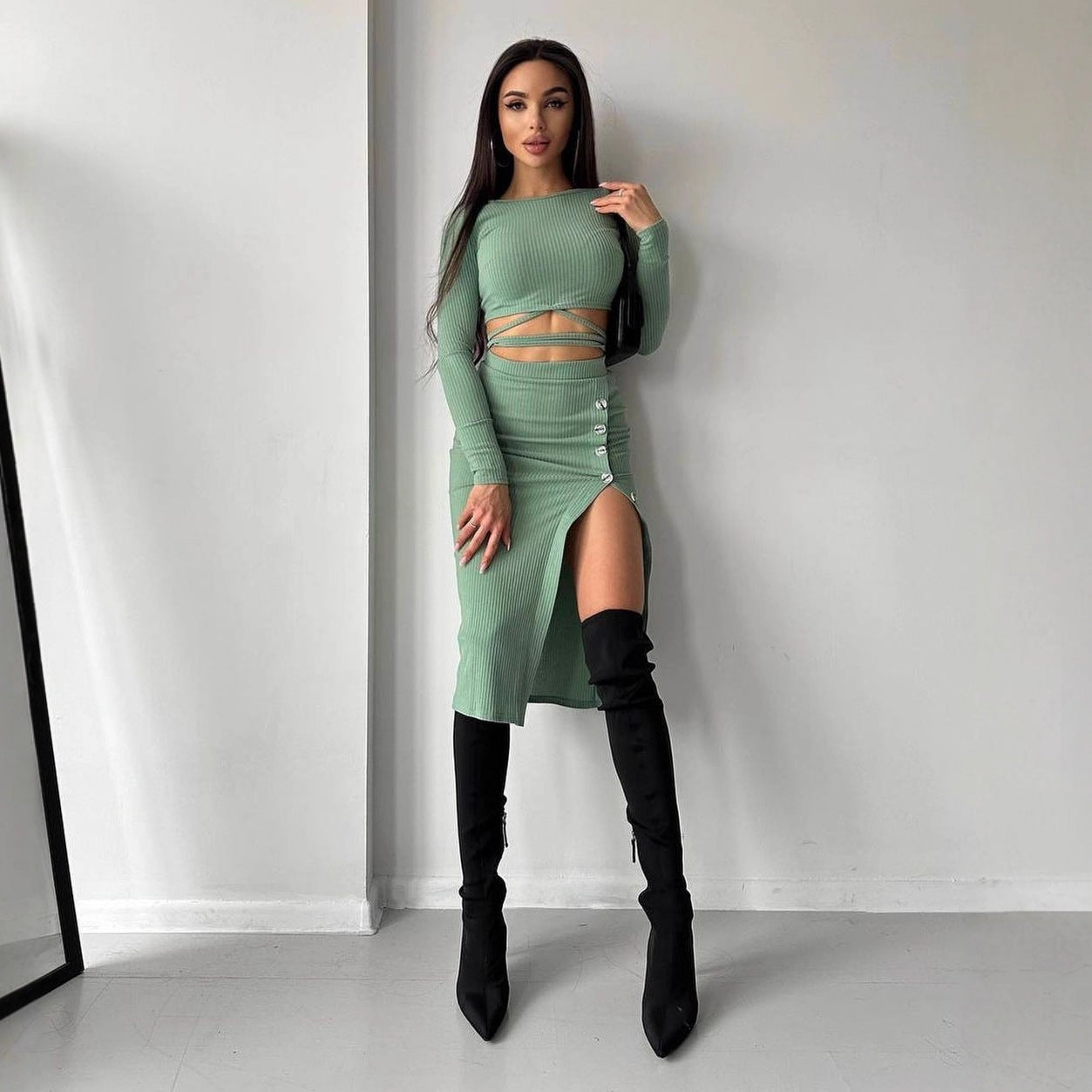 Damen Geripptes zweiteiliges Set mit Cropped-Langarmtop, Wickelband und taillenbetontem Knopf-Midirock Chichicherry