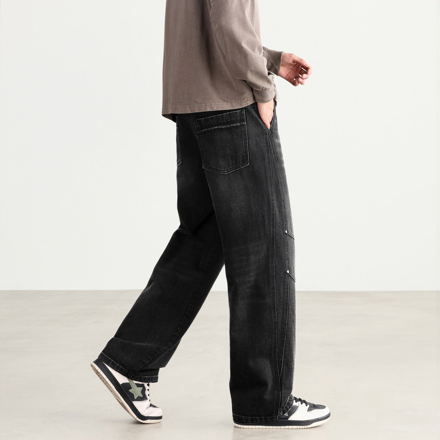 Men's Loose Fit Denim Pants with Drawstring Waistband, Panel Seams and Used Wash Chichicherry