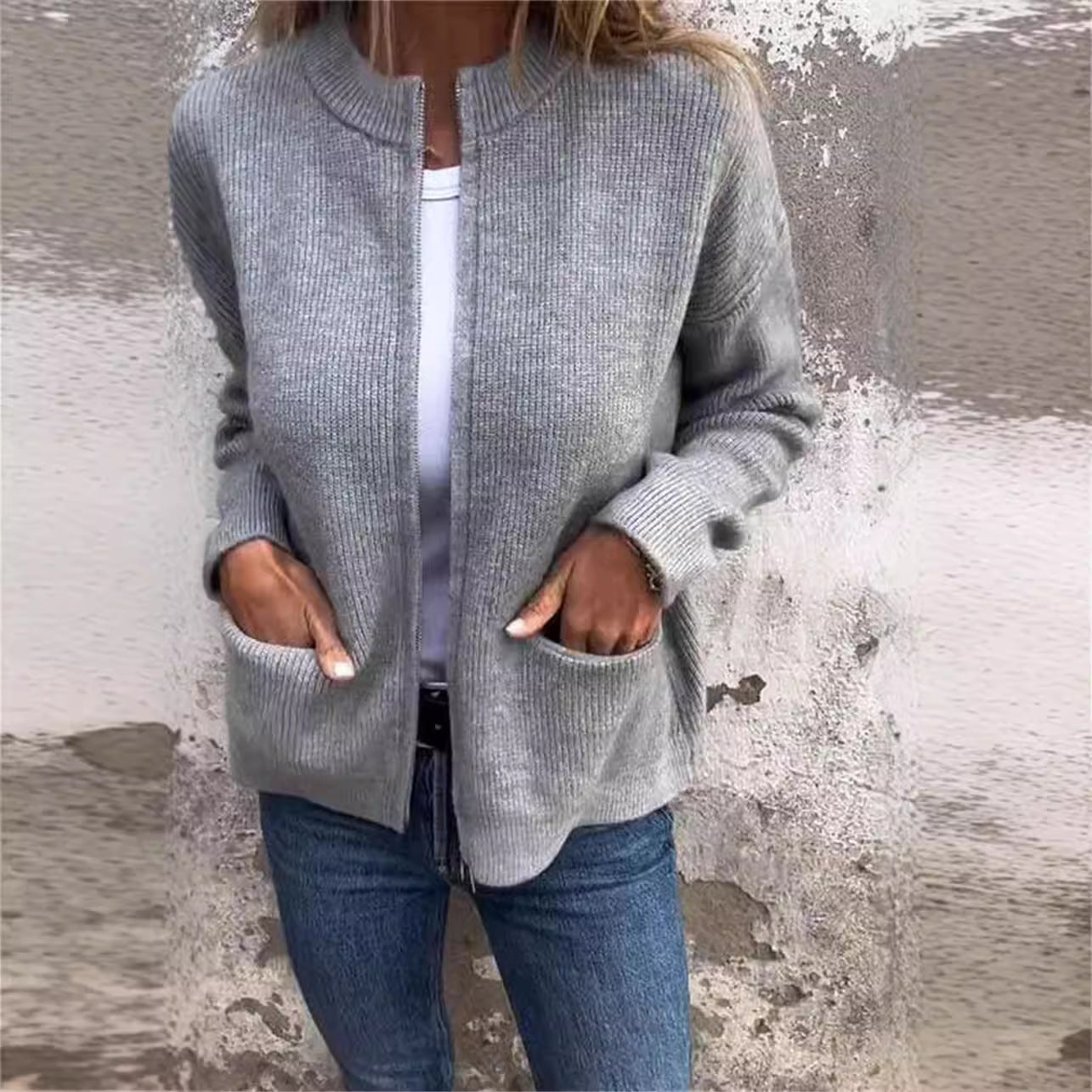 Ladies open cardigan with round neckline, welt pockets and relaxed fit Chichicherry