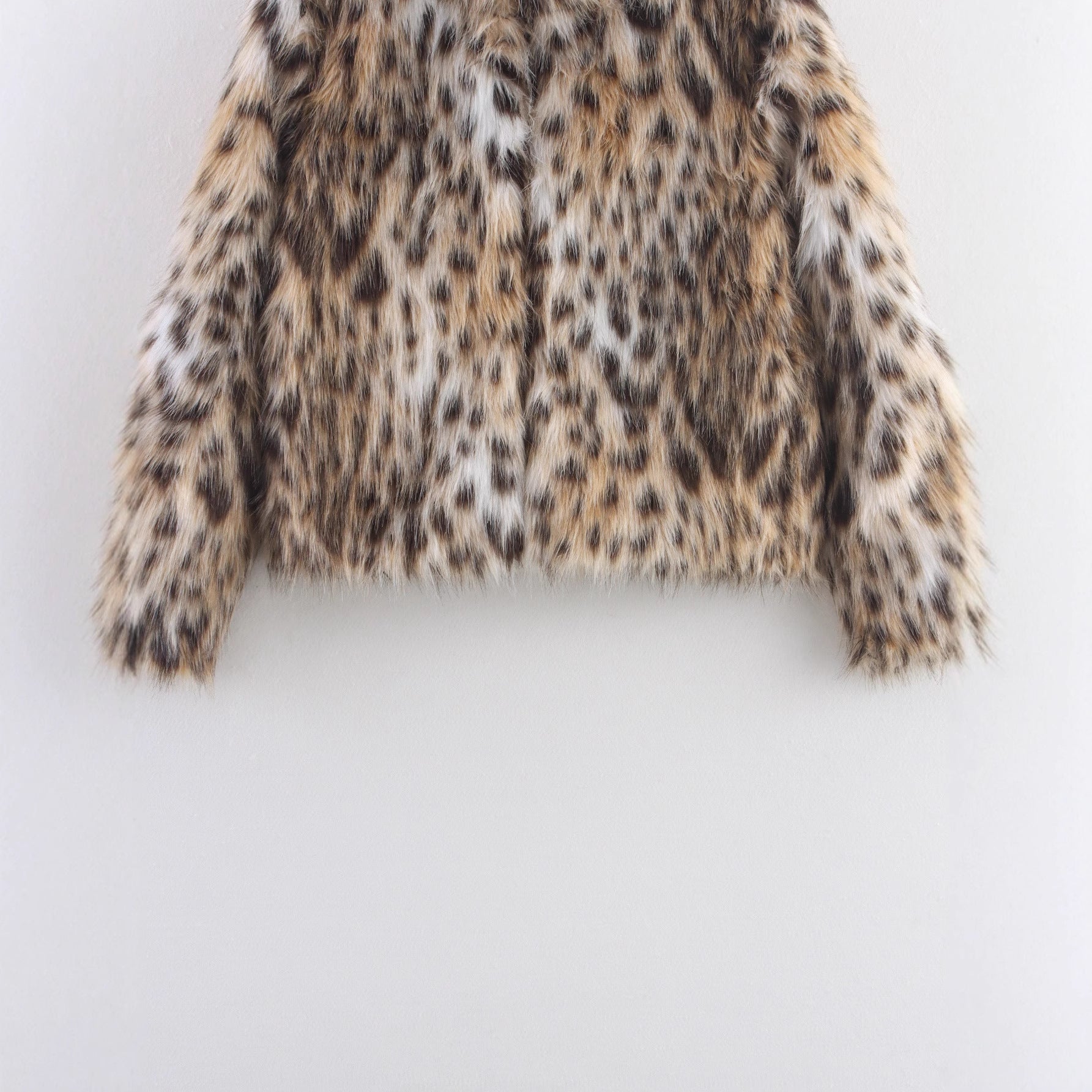 Women's short jacket made of faux fur in leopard print with boxy cut and stand-up collar Chichicherry